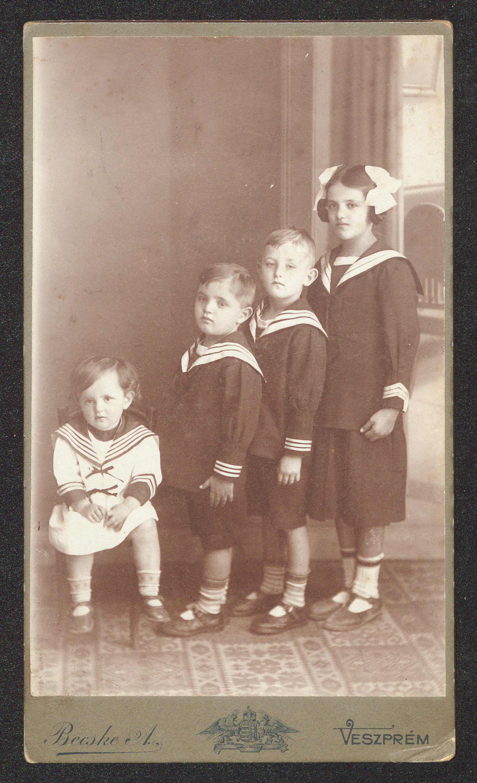 Gyermekkori csoportkép (Lipták Margit, Lipták Aurél, Lipták János, Lipták Lívia - Veszprém, 1915. IX. ...